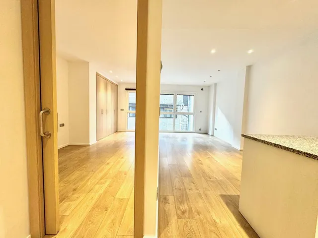 Piso de 67 m2 con 2 habitaciones y balcón en la Avenida Carlemany — 4