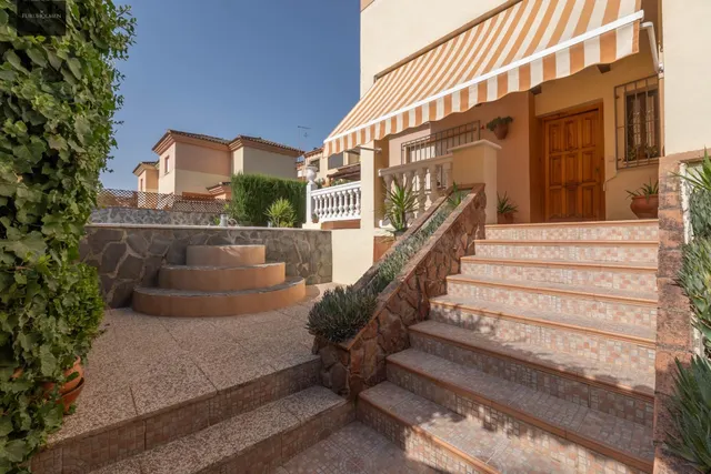 EXCLUSIVA VIVIENDA CON PISCINA PRIVADA EN URBANIZACIÓN "EL TORREÓN" EN ALBOLOTE. — 3