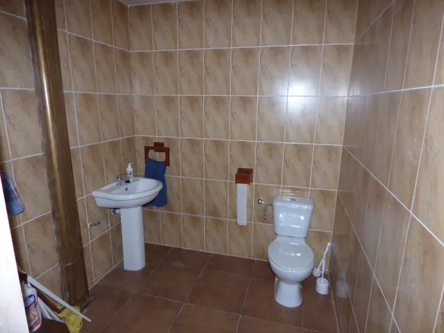 Local situado en Marina Española, de 96 m2, reformado, con pavimento de gres, dos estancias y dos aseos. — 5