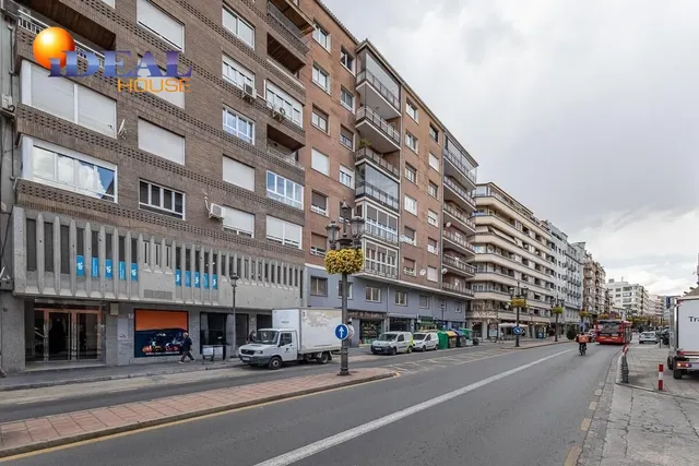 ¡Local en Acera del Darro frente al Corte Inglés! — 24