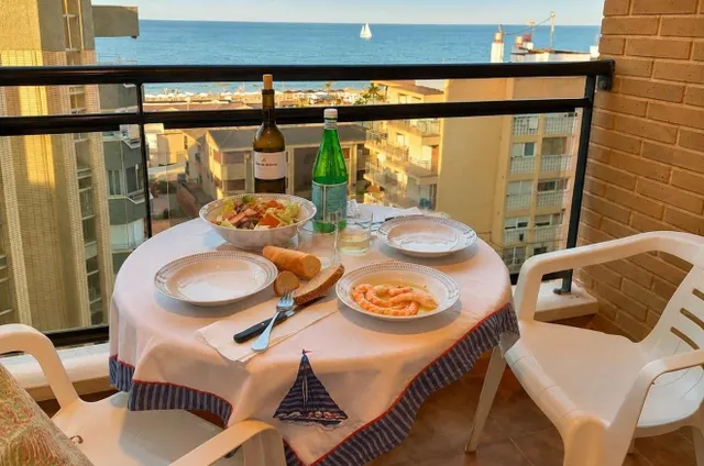 Ático dúplex con vistas frontales al mar y amplio solárium e - foto 2