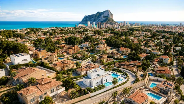 Villa Zeus. Villa moderna en venta en Calpe con vistas al ma