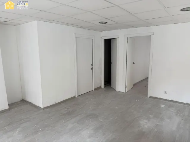 Se alquila local esquina en Av Reina Victoria Elche esquina Alférez Cosido — 10