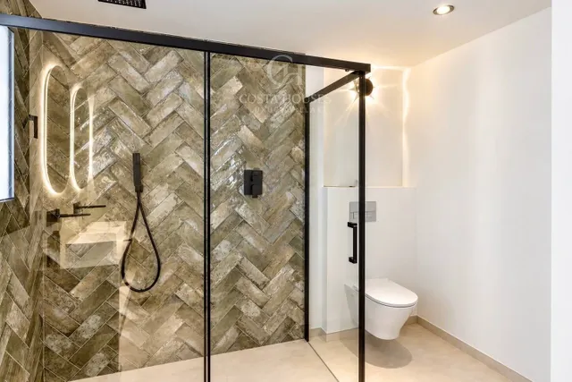 Villa arbela · luz, vida exterior y vistas abiertas al montgo en javea — 26