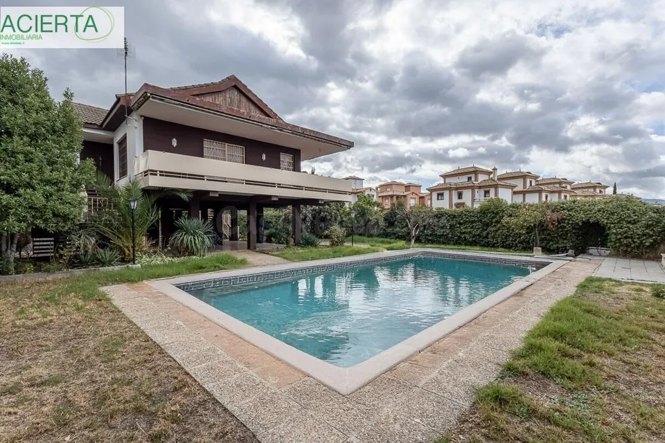 Gran casa con parcela y piscina en Cájar