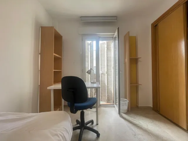 Amplia habitación  en Granada, Ideal para Estudiantes — 19