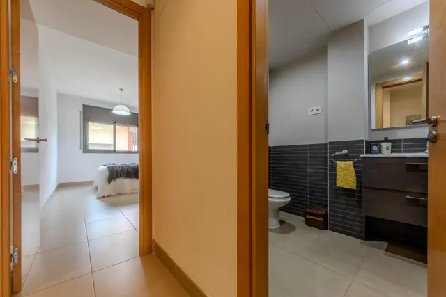 Vivienda construida en 2009, ubicada en zona tranquila residencial de Els Pallaresos. — 9