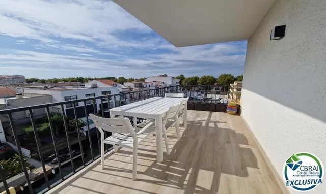 Apartamento de 2 dormitorios con parking, amarre y trastero