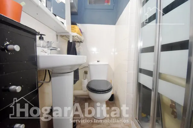 Disfruta de la luz natural y el encanto de vivir a un paso del centro en este acogedor piso con balcón — 25