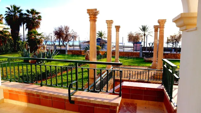 Espectacular Piso Bajo con Jardín y Vistas al Mar en Ciudad 