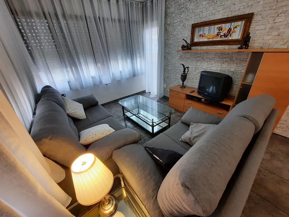 Casa esquinera, de 3 dormitorios, terraza, azotea. Dispone de 2 locales comenrciales. MUY CÉNTRICA