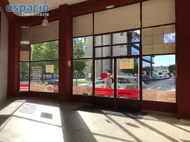 SE VENDE LOCAL COMERCIAL ZONA CENTRO — 3