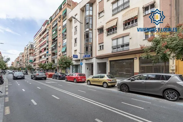 LOCAL COMERCIAL EN ARABIAL JUNTO HIPERCOR — 18
