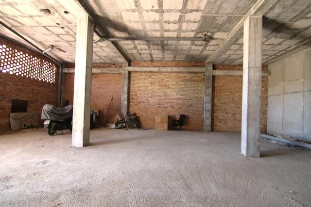 SE ALQUILA LOCAL COMERCIAL DE 180 M2 — 5