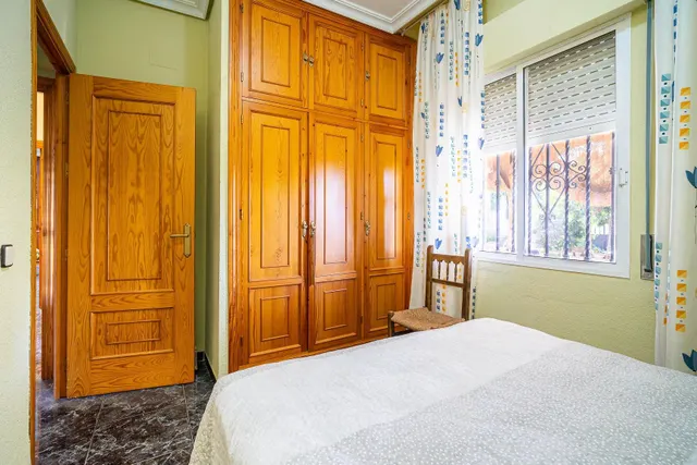 Chalet independiente con piscina privada, amplio jardín y 6 dormitorios en Bollullos de la Mitación — 6