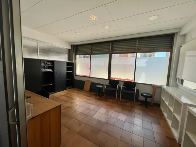 DESTACABLE Y PECULIAR LOCAL en VENTA o ALQUILER en Martorell. — 7
