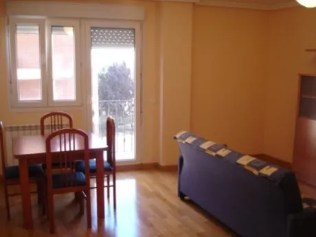 SE VENDE AMPLIO APARTAMENTO EN EL CENTRO DE VALENCIA DE DON JUAN, DE DOS habitaciones. — 8