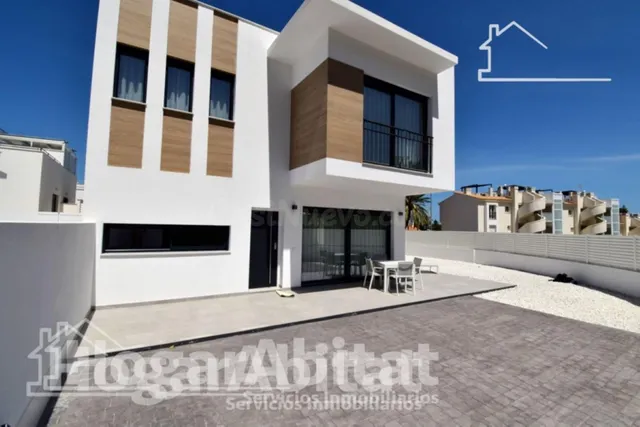CHALET NUEVO CON PISCINA, GARAJE Y TERRAZA — 3