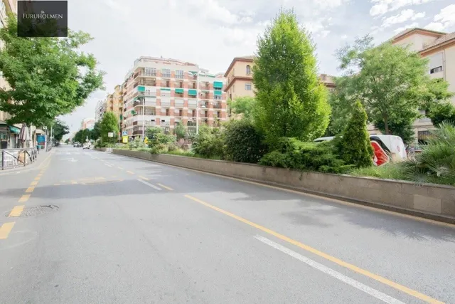 Se vende plaza de aparcamiento cerrada junto Alhamar — 11
