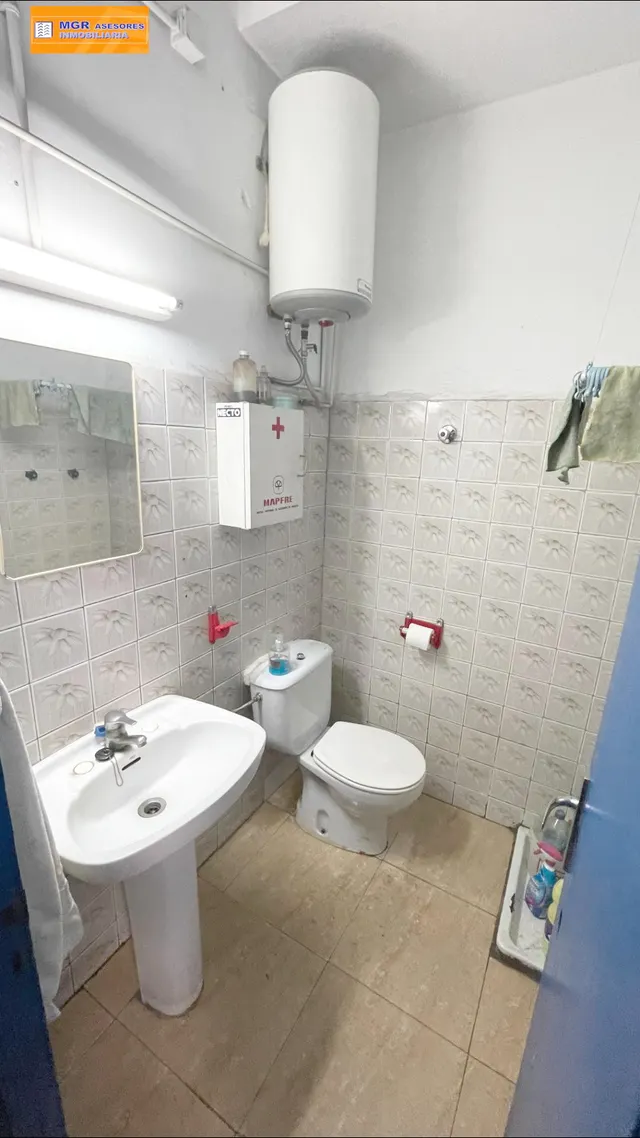 VENTA DE TALLER MECANICO O LOCAL DE 140 M2 CON PUERTA AUTOMATICA, VADO, ventilación Y LUZ NATURAL — 9