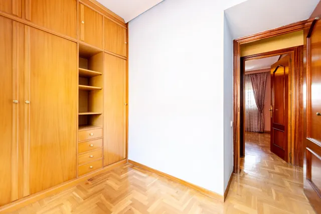 Piso amplio con 4 habitaciones y luminoso con terraza en zona tranquila y ajardinada. — 15