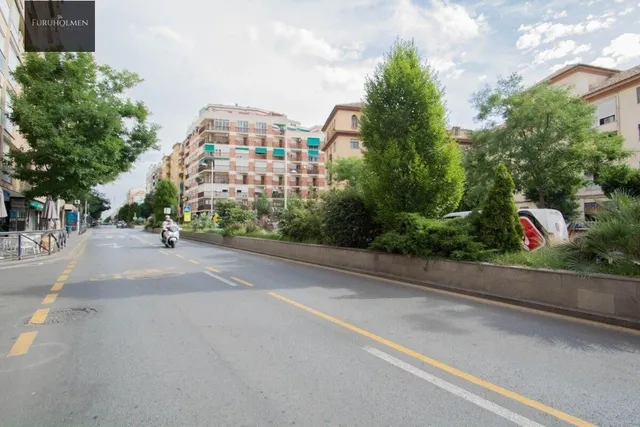 Se vende plaza de aparcamiento cerrada junto Alhamar — 12