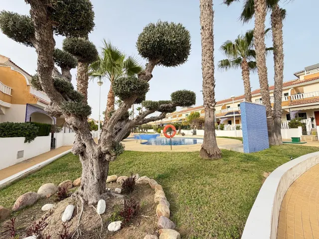 BUNGALOW EN PLANTA BAJA EN ROJALES CON JARDÍN DE 90 M2. 2 DORM. 1 BAÑO. SUPERFICIE DE 75 M2. PISCINAS COMUNITARIAS. — 42