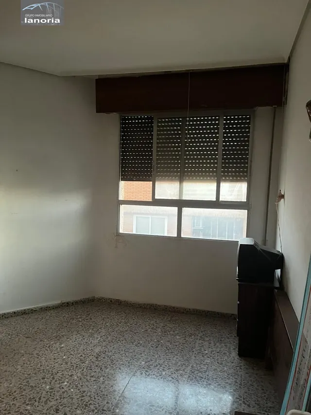 Grupo la Noria VENDE piso CON ascensor para REFORMAR y cochera individual con vado. 3 habitaciones, 1 baño. — 11