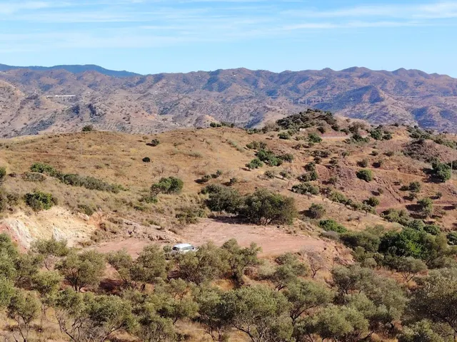 Finca rústica con vistas panorámicas a Málaga y la Costa – A