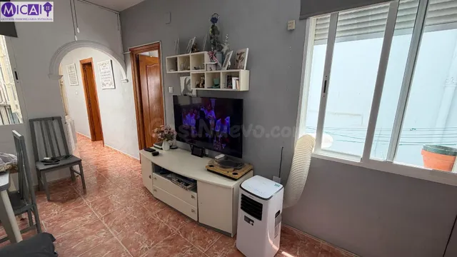 ¡Descubre esta encantadora vivienda en pleno corazón de la c