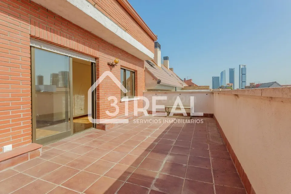Ático duplex con terraza en Valdeacederas