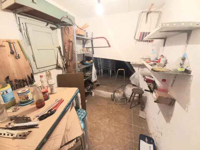CHALET ADOSADO A REFORMAR, ESQUINERO CON SALIDA A DOS CALLES — 40
