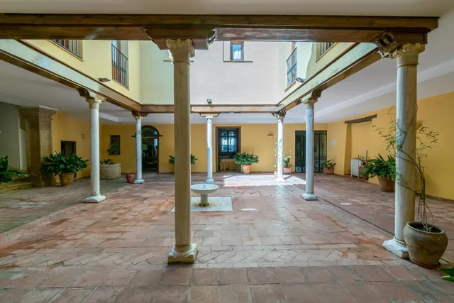 Casa de grandes dimensiones ubicada en la calle Duende, cerca de la Plaza del Conde Luque. — 8