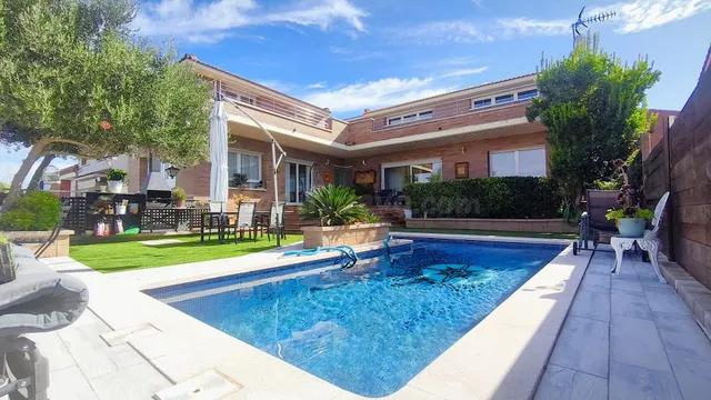 Exclusivo Chalet con Vistas Panorámicas a Montserrat en la U