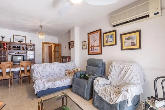 Traumatología (zona). Piso 4 dormitorios, 2 baños. Calefacción central. Plaza de aparcamiento y trastero. — 6