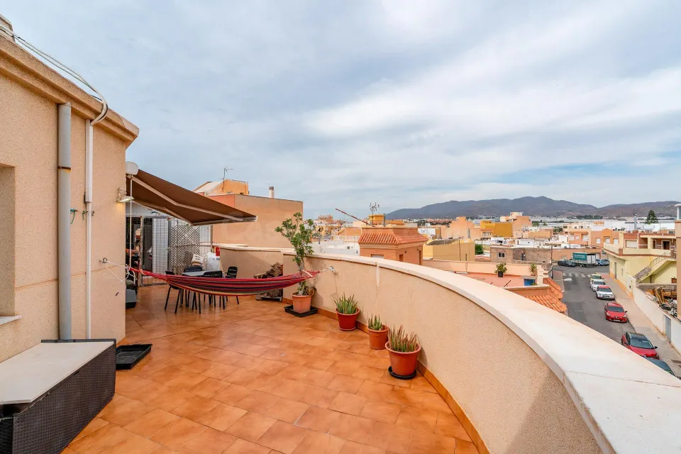 ¡descubre este ático con amplía terraza, garaje y trastero!