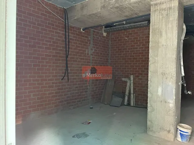 SE ALQUILA LOCAL COMERCIAL EN OBRA EN EDIFICIO DE NUEVA CONSTRUCCIÓN EN AVD. CORUÑA — 8