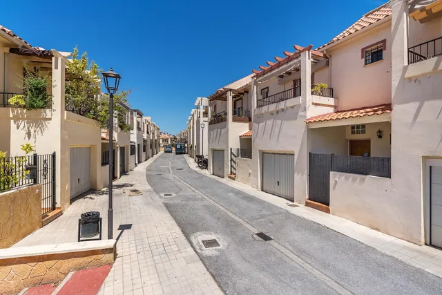 ADOSADA EN URBANIZACIÓN EN HUETOR VEGA — 48