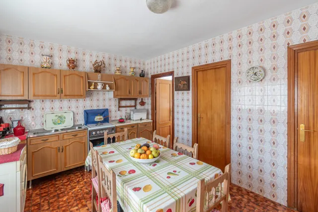 Gran Casa en Esquina en Atarfe – 4 Dormitorios, Piscina, Garaje y Espacio Comercial — 33