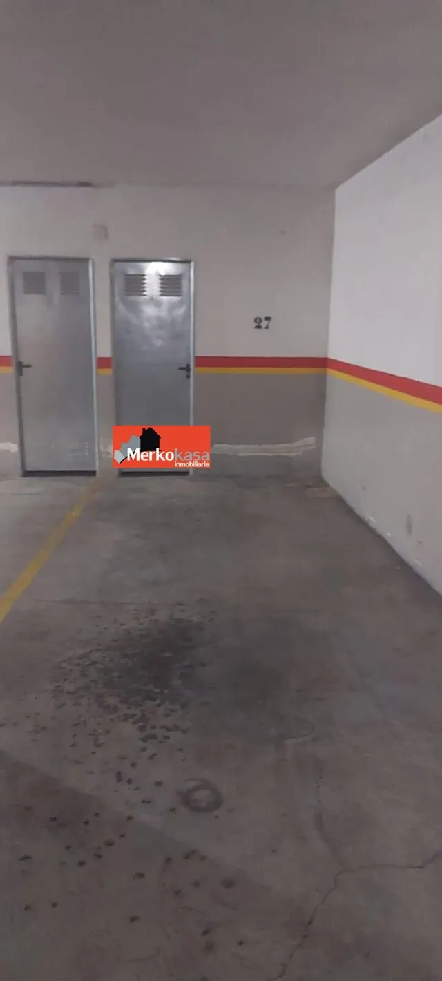 SE ALQUILA BUENA PLAZA DE GARAJE A ESCASOS METROS DE LA PLAZ - foto 2
