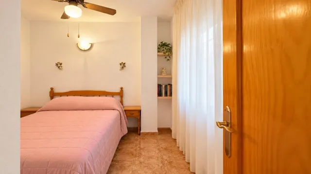 Bonito piso de 2 habitaciones con piscina comunitaria cerca del centro de Torrevieja. — 6