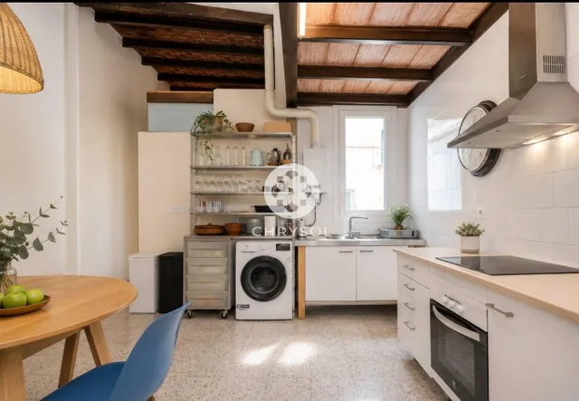 Loft industrial único en El Born · 104 m2 · techos de hasta 4,5 m · altillo de 22 m2 · dos balcones — 9