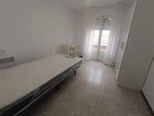 SE ALQUILA PISO ZONA RAVAL — 4