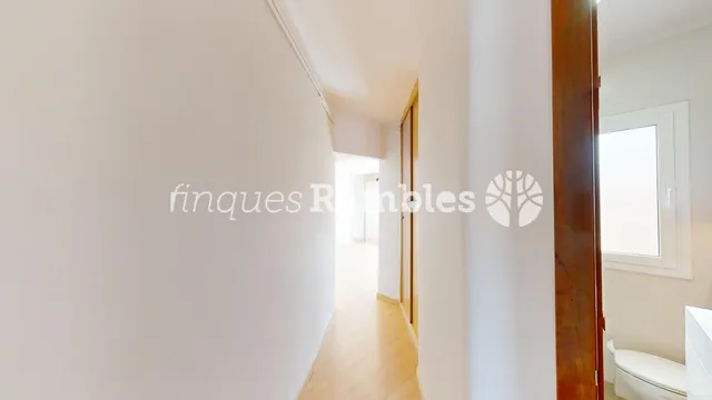 Dues terrasses, bones vistes i la calma d'un àtic a Igualada — 16