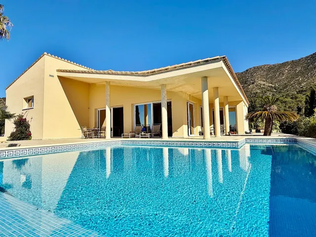 Villa de lujo con amplios espacios, piscina y gran parcela — 6