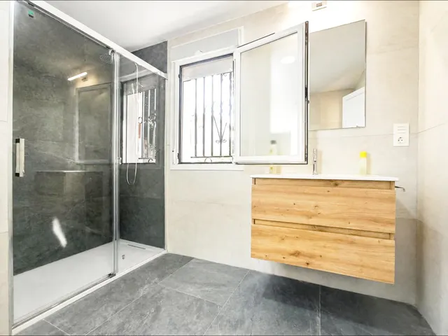 SE ALQUILA ESTUPENDO PISO AMUEBLADO — 9