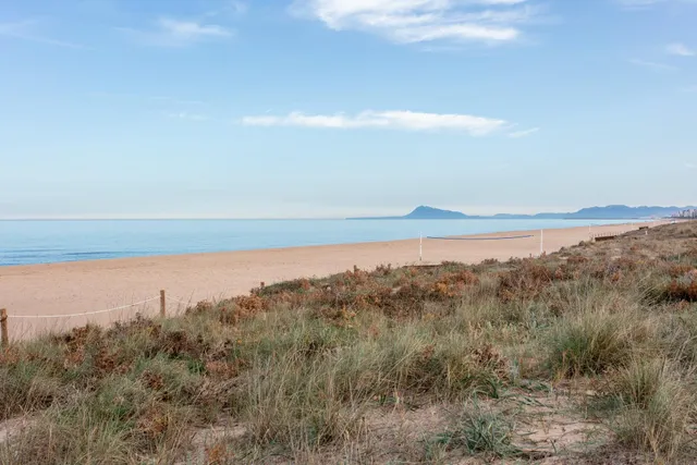Vive el mar desde casa: parcela exclusiva en primera línea de playa en Xeraco — 6