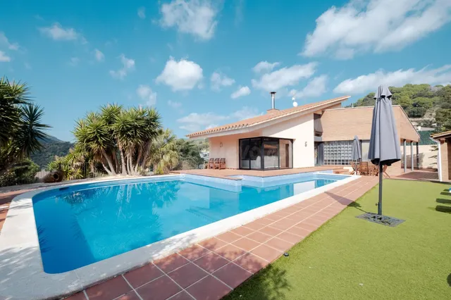 Casa con jardín, piscina y vistas a la montaÑ±a - foto 4