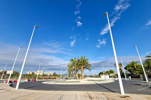 ALQUILER LOCAL COMERCIAL EN LA MEJOR UBICACIÓN DE ALTABIX NUEVO, CON 32m FACHADA Y 9 PERSIANAS A LA CALLE!!! — 38