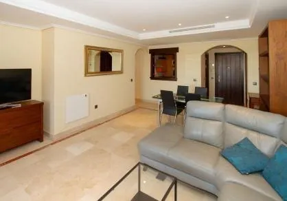 Exclusivo bajo con vistas panorámicas al mar y club de golf privado en La Mairena (El Soto) — 7